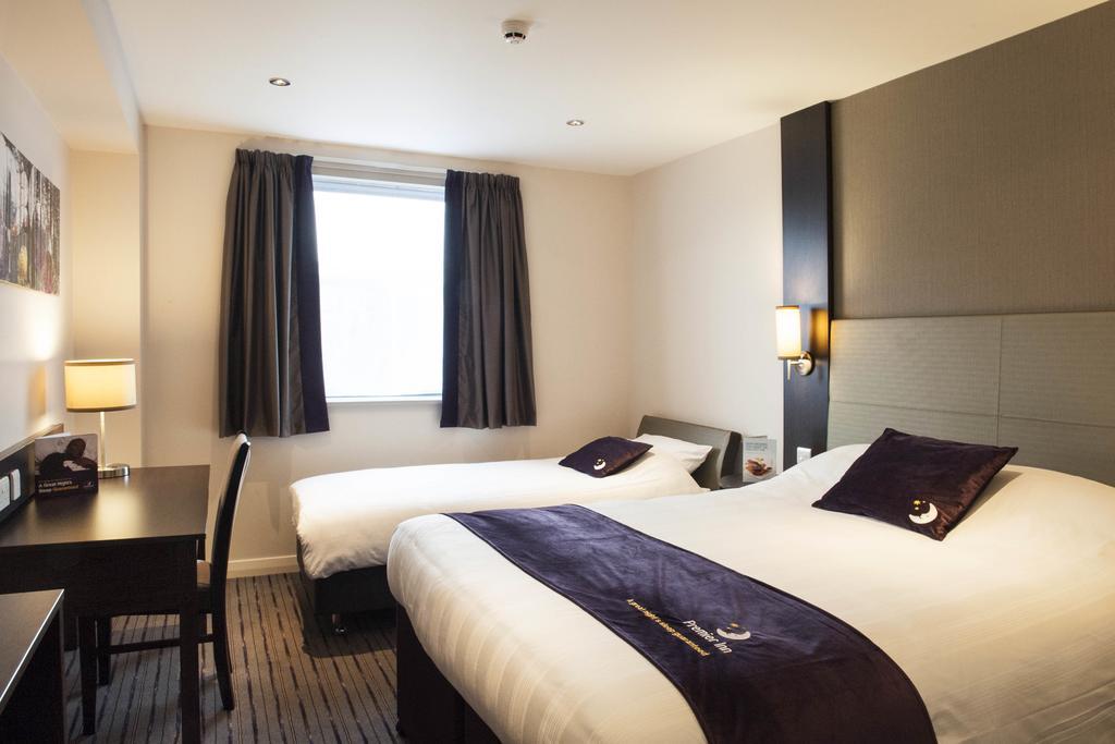 Premier Inn Glasgow - Bellshill Motherwell Room photo