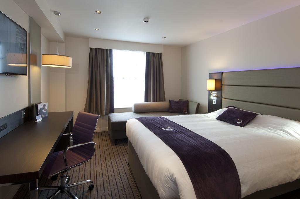 Premier Inn Glasgow - Bellshill Motherwell Room photo