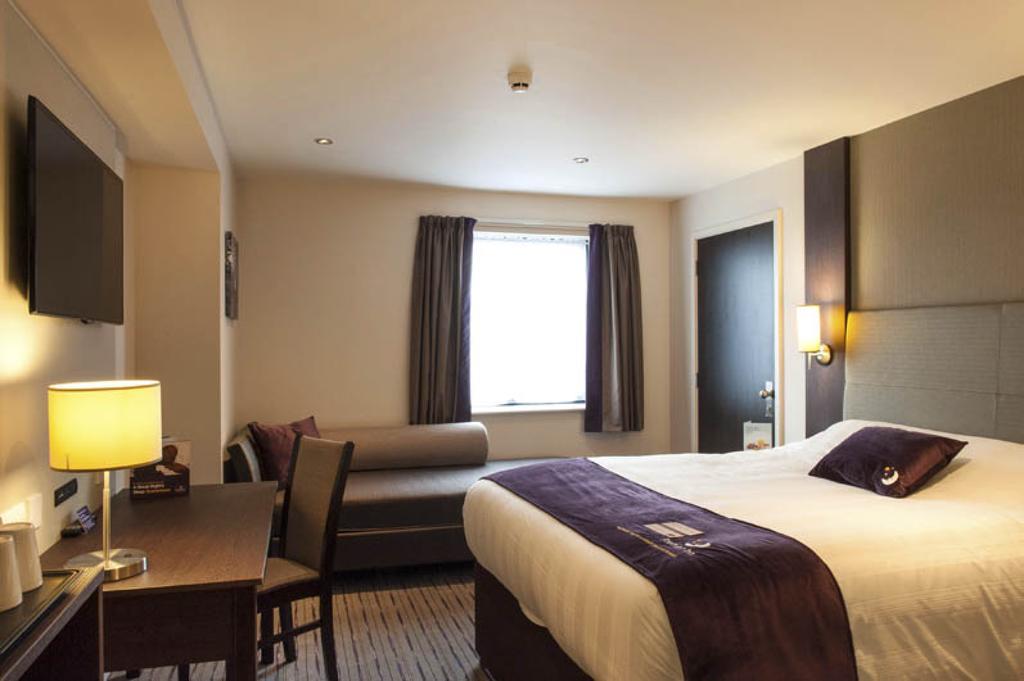 Premier Inn Glasgow - Bellshill Motherwell Room photo