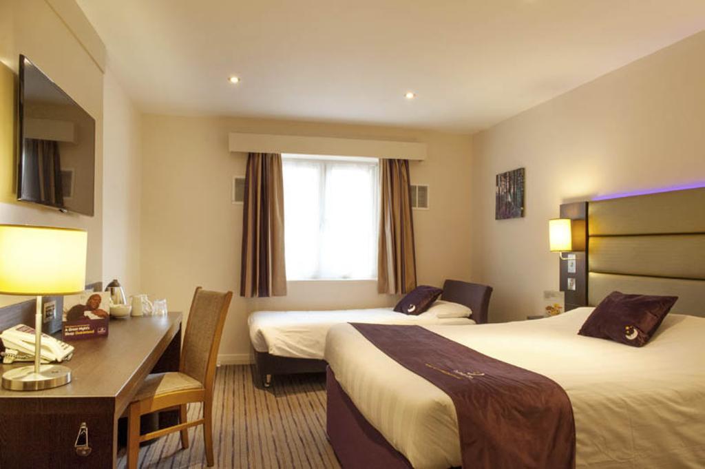 Premier Inn Glasgow - Bellshill Motherwell Room photo