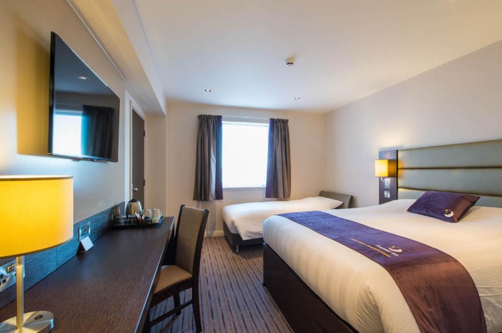 Premier Inn Glasgow - Bellshill Motherwell Room photo