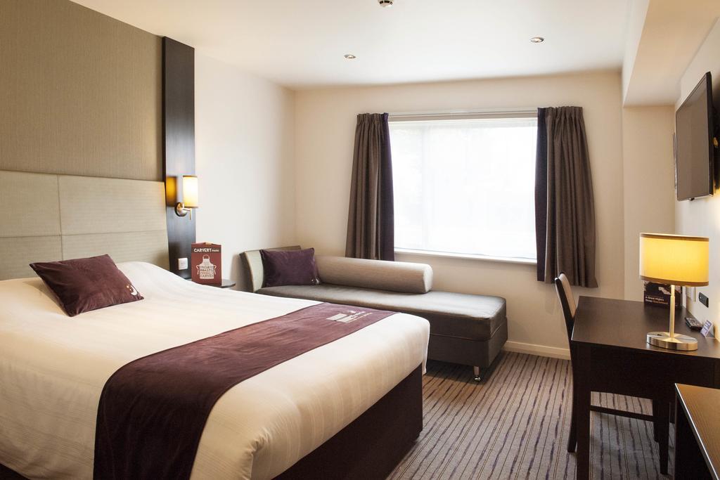 Premier Inn Glasgow - Bellshill Motherwell Room photo