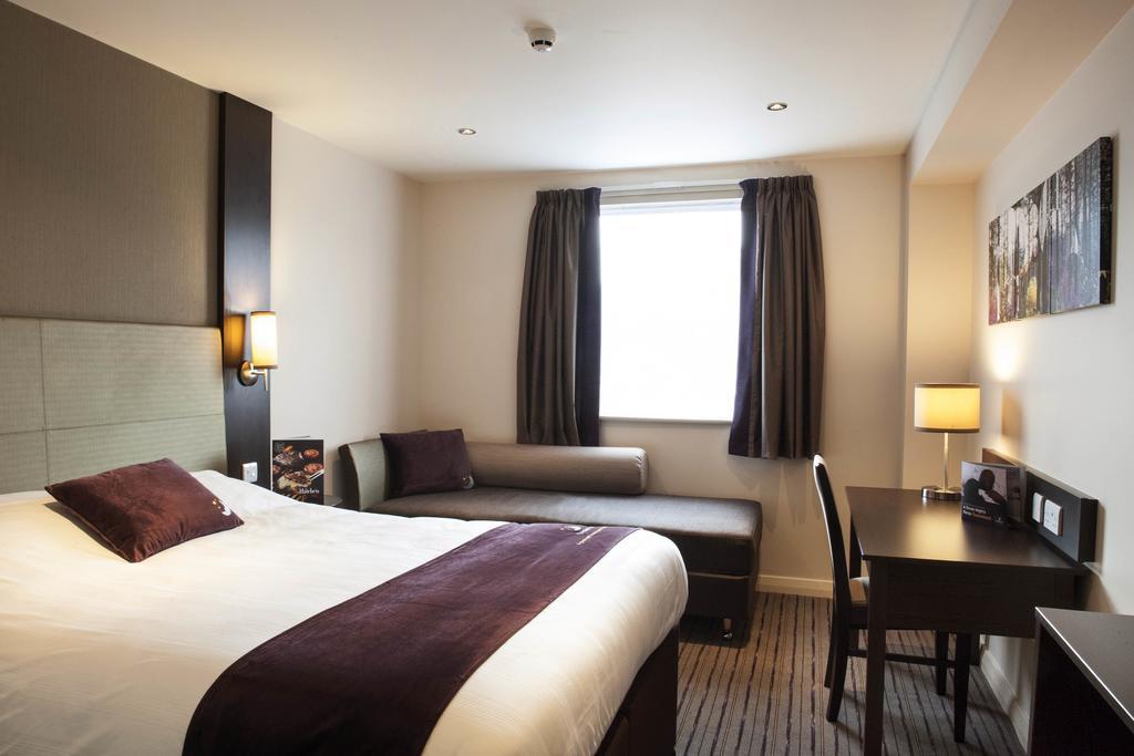 Premier Inn Glasgow - Bellshill Motherwell Room photo